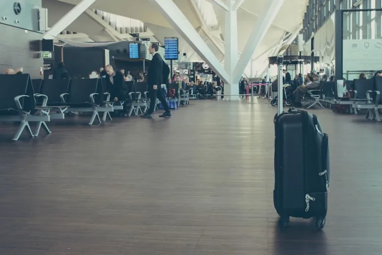 Aeropuerto maleta viajeros (Michal Parzuchowski Unsplash)