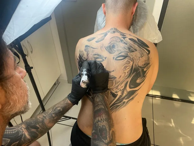 Aplicando un tatuaje en la espalda (Fte. Tattoo School Madrid)
