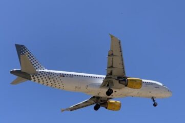 ¿Cuánto cobra Vueling por llevar maletas en la bodega del avión?