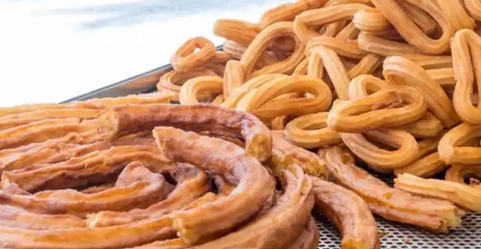 Bandeja de porras (izq) y churros (dcha)