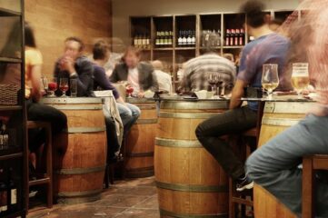 ¿Es obligatorio consumir para usar el aseo de un bar?