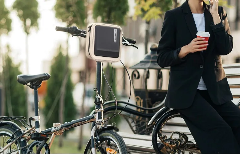 Bicicleta pegable con bolsa en el manillar (Shad)