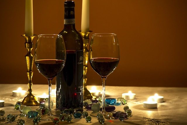 Botella de vino y copas en la mesa