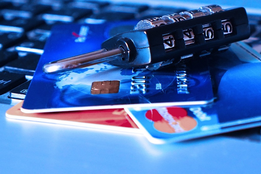 Candado y tarjetas bancarias sobre un tecladlo (Pixabay)