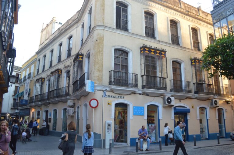 Casco antiguo de Sevilla con el Hotel Urban destacado