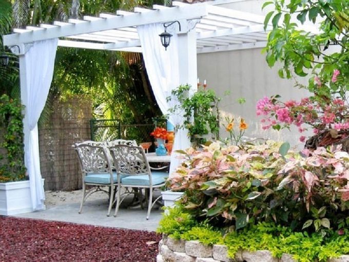 Caseta de jardin con pérgola