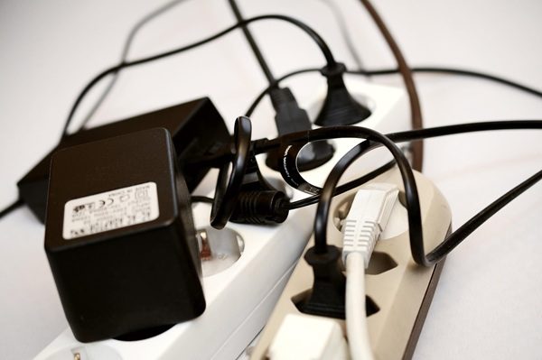 Cuidado con los gastos fantasma como los aparataos elécgtricos enchufados en una regleta