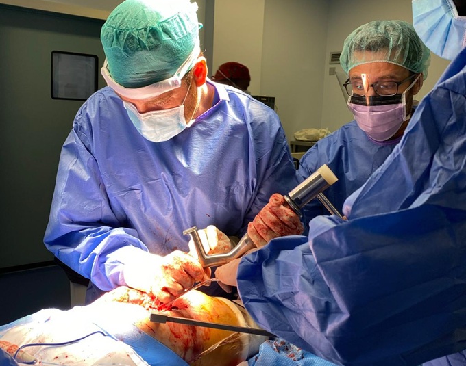 Doctor Soler en operación de cadera