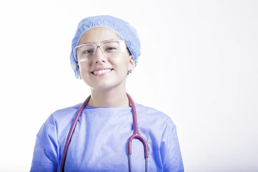 Enfermera con bata y gafas