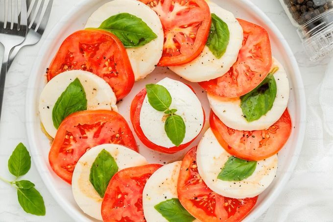 Ensalada caprese con queso mozzarella (Maryam Sicard Unsplash)