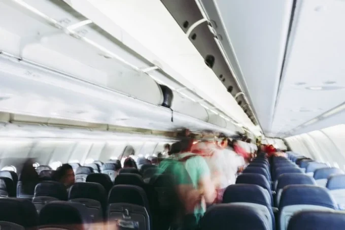 Equipaje de mano cabina avion (Ina Carolino Unsplash)