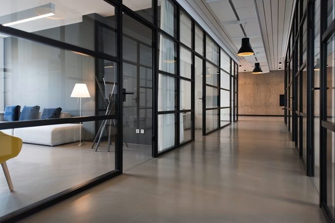 Espacio de trabajo con mamparas de oficina (Nastuh Abootalebi Unsplash)
