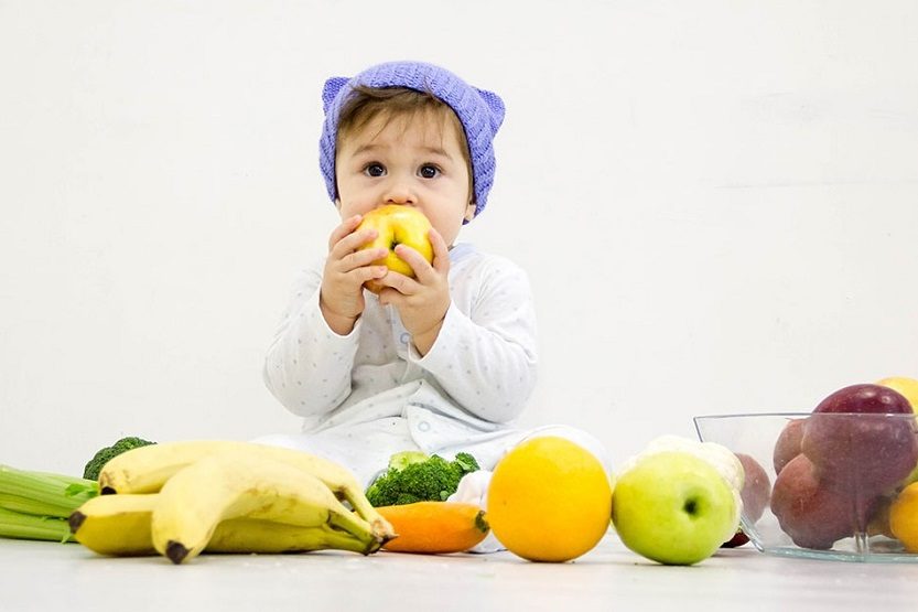 En este momento estás viendo Qué frutas son buenas para los bebés y cómo acostumbrarles a ellas