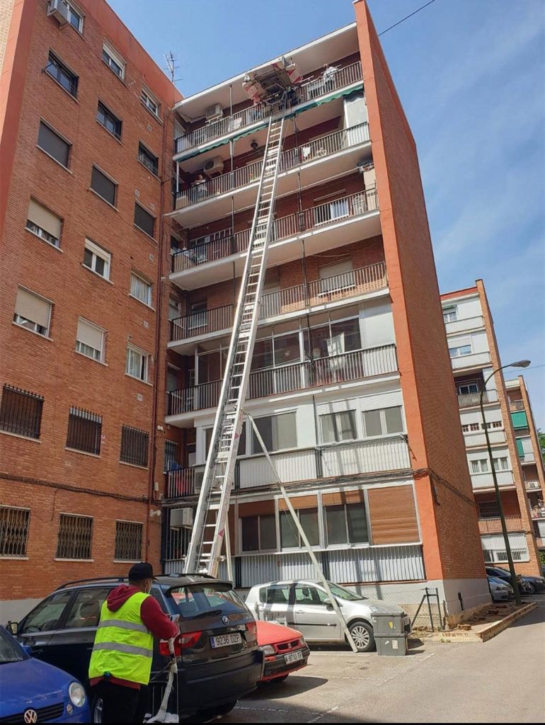 Grua elevadora de mudanza en pisos altos