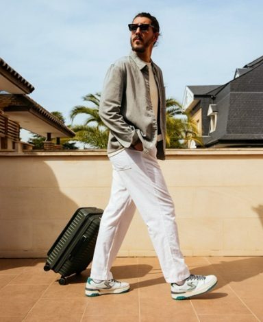 Hombre con zapatillas blancas Skechers