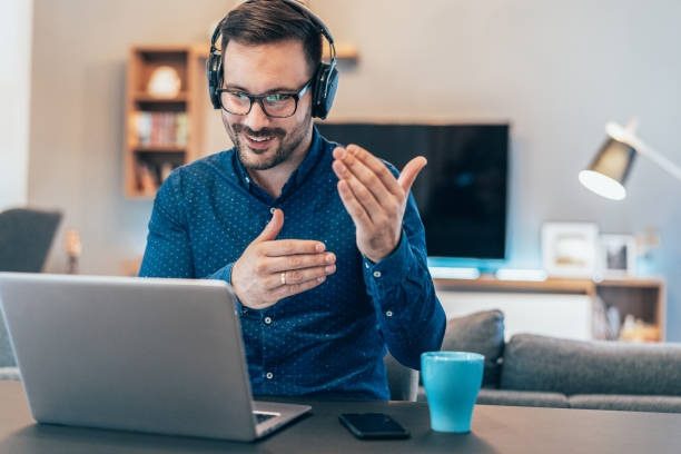 Hombre haciendo comunicación virtual
