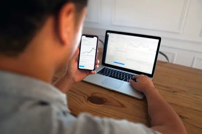 Hombre inversion tipos de cambio forex (Joshua Mayo Unsplash)