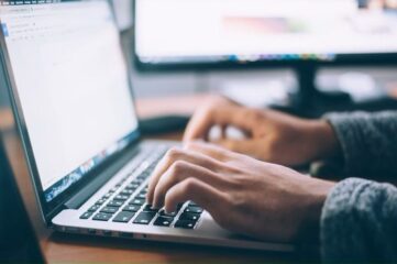 Cómo citar publicaciones en un currículum como un profesional
