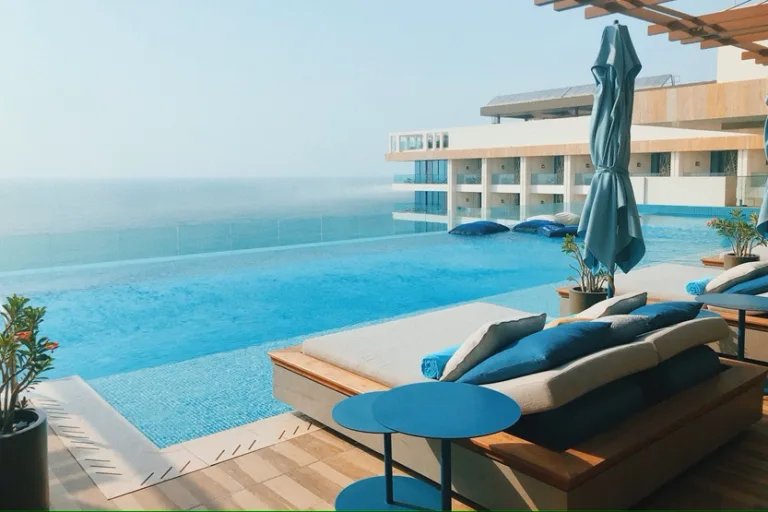 Hotel de playa con piscina (Yuliya Pankevich)