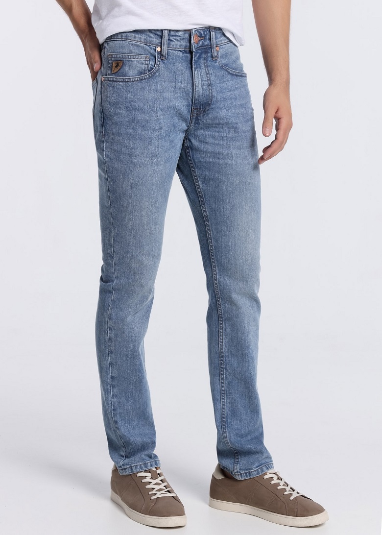 Jeans para hombre de caja media slim Lois (www.loisjeans.com)