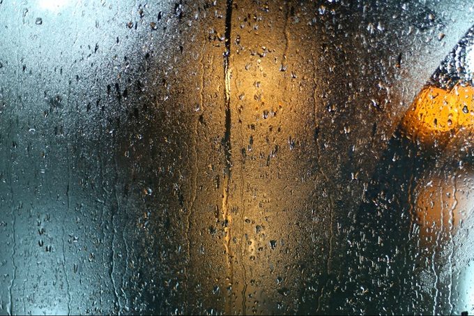 Lluvia en una ventana de casa (Unsplash)