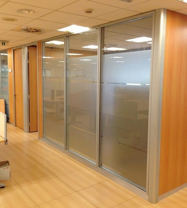 Mamparas de oficina mixta madera y cristal (espaciosdeoficina es)