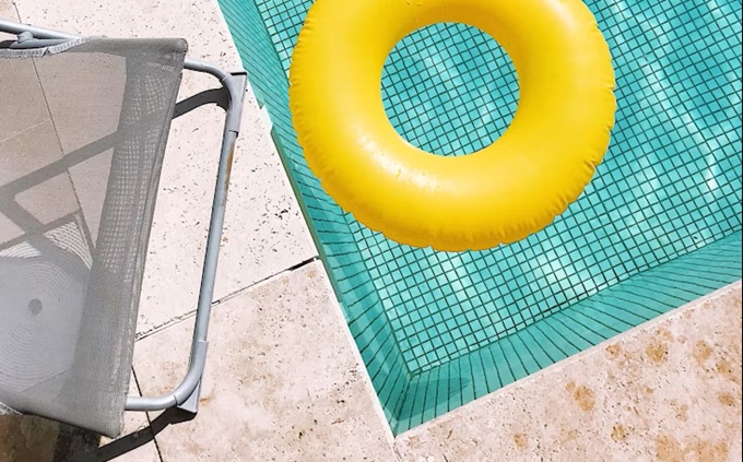 Mantas térmicas para piscinas (Jubéo Hernández Unsplash)