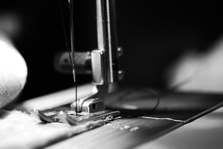 Máquina de coser uniformes de trabajo (J Williams Unsplash)