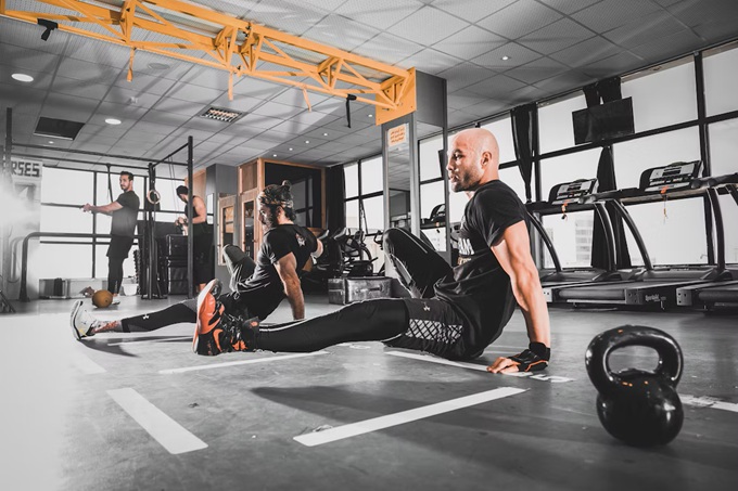 Material deportivo para CrossFit (Sam Moghadam Unsplash)