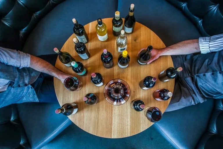 Mesa con muchos vinos Cata de vinos