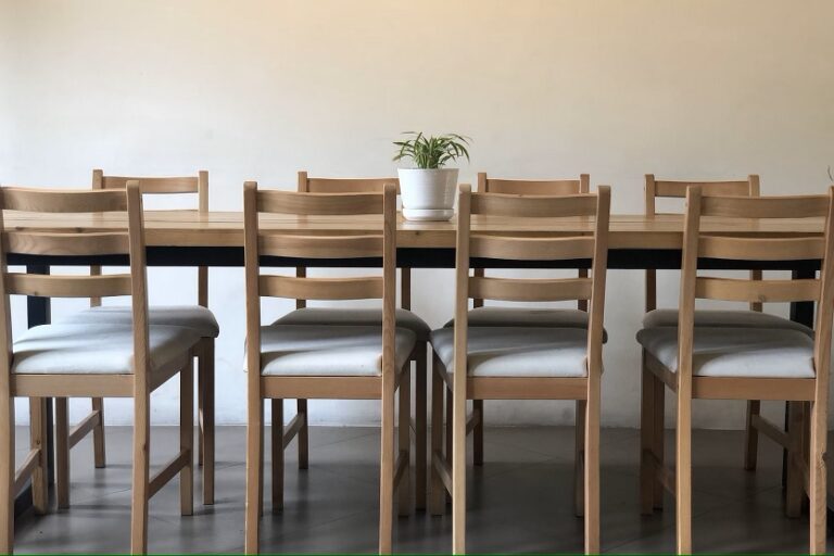 Mesa de comedor con sillas (Amira Aldia Unsplash)