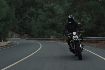 ¿Conviene cambiar la batería de la moto tú mismo?