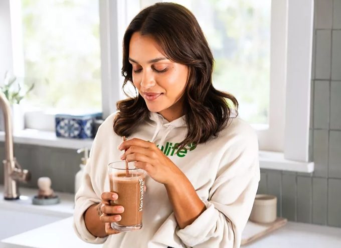 Mujer bebiendo un batido Fórmula 1 de Herbalife