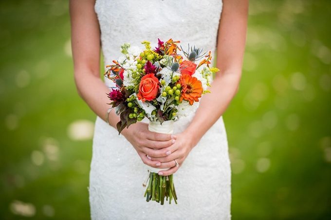 Mujer con ramo de flores