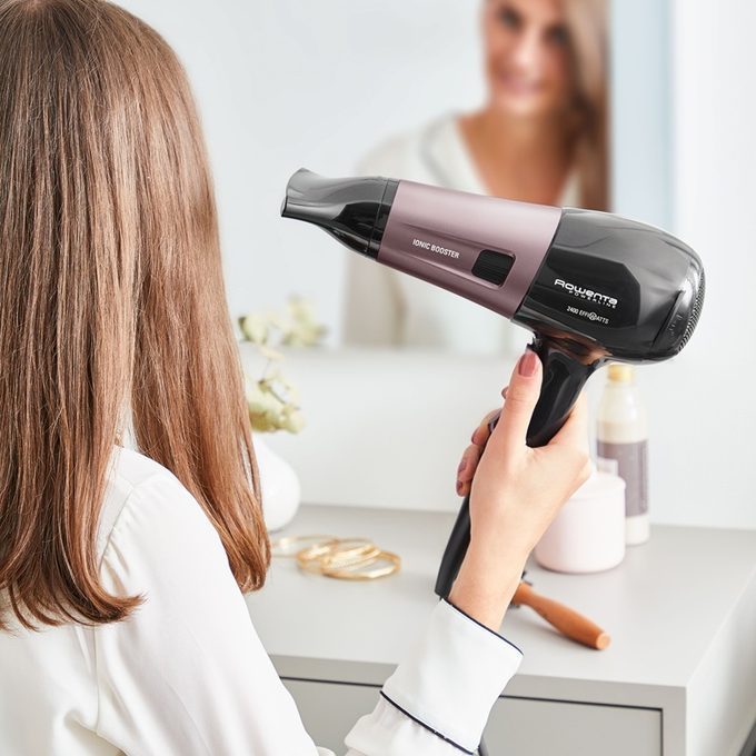 Mujer con secador de pelo Rowenta Powerline de 2400 W