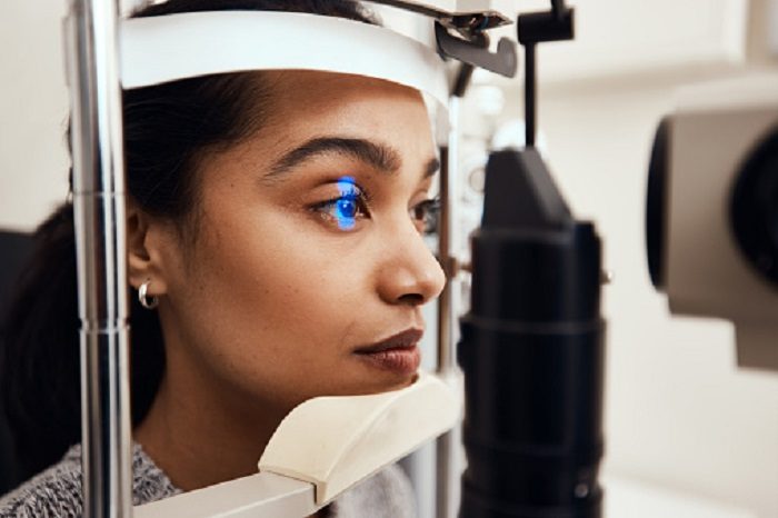 Mujer en el oftalmólogo