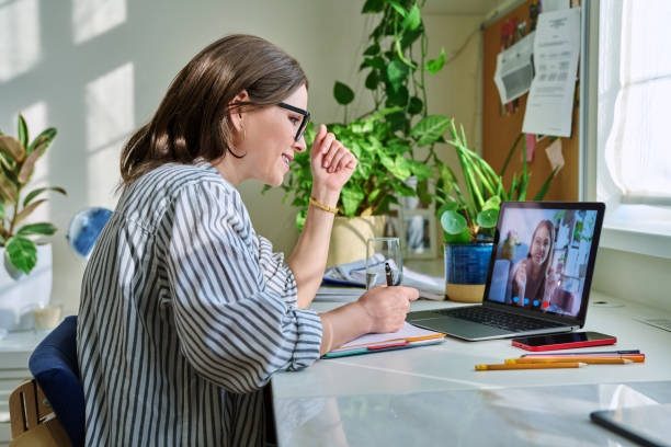 Mujer en videoconferencia