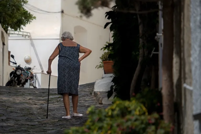 Mujer mayor con bastón (David Monje Unsplash)