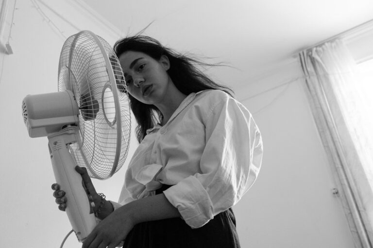 Mujer sin aire acondicionado en casa (Daniil Onischenko Unsplash)