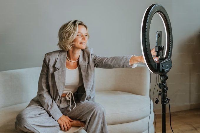 Mujer video blogger (Daiga Ellaby Unsplash)