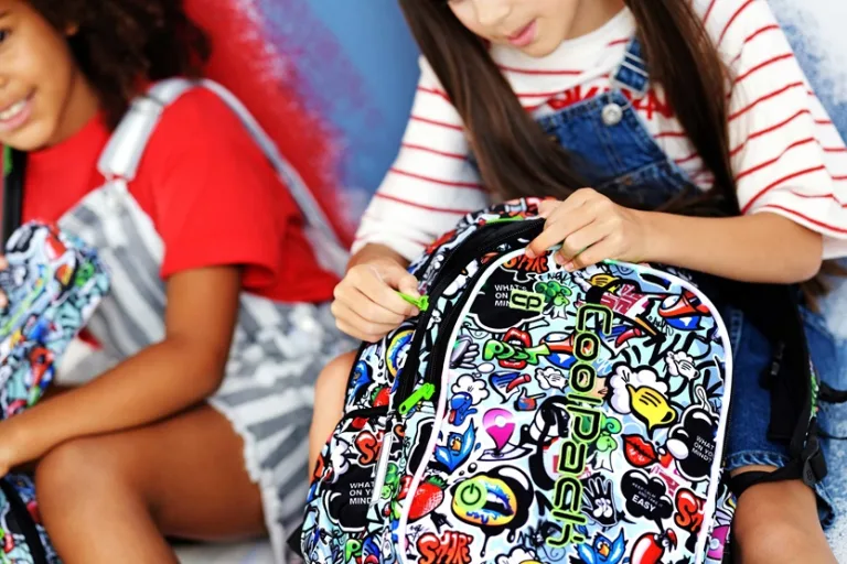 Niñas con mochilas escolares (Coolpack)