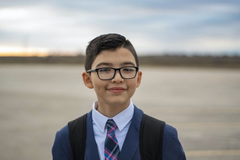 Niño estudiante con gafas (Gabriel Tovar Unsplash)