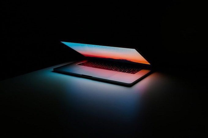 Ordenador portatil encendido tecnología