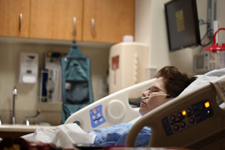 Paciente en habitación de hospital (Sharon McCutcheon Unsplash)