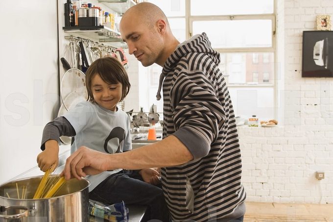 Padre y nino en cocina (Unsplash)