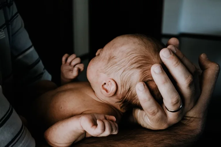 Padres primerizos con bebé entre las manos (Kelly Sikkema Unsplash)