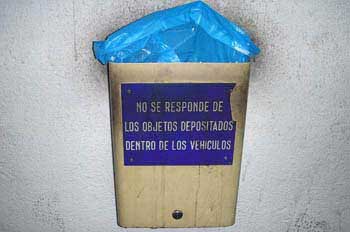 Papelera aparcamiento público parking