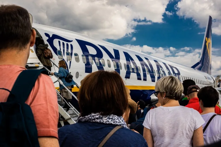 Pasajeros embarcando vuelo de Ryanair (Portuguese Gravity Unsplash)