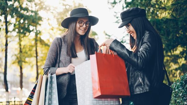 Personal shopper con su clienta