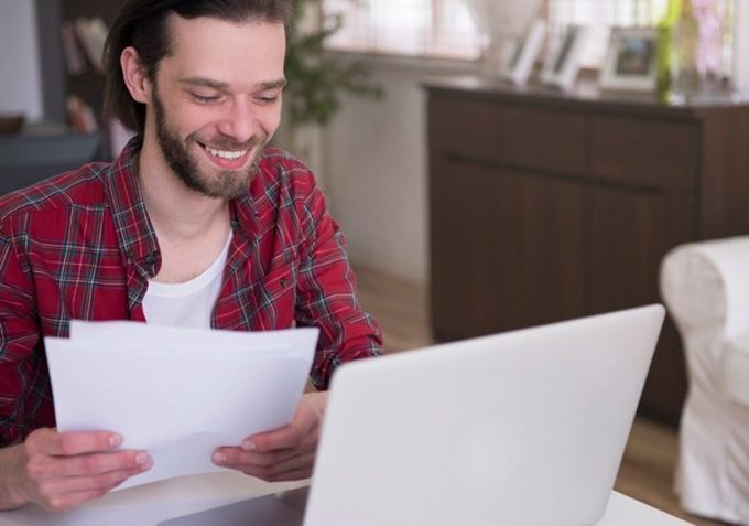 Profesional usando un software ERP